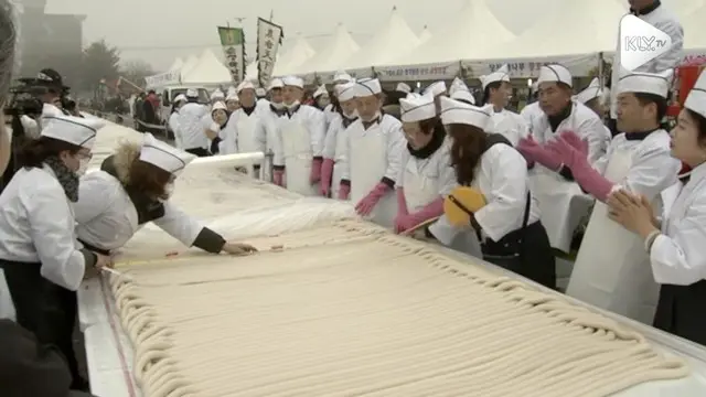 Warga Dangjin, Korea mencetak rekor dengan membuat kue beras sepanjang 5,08 km. Proses pembuatan kue tersebut berlangsung 7 jam dan menghabiskan 5 ton beras.