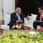 Presiden Joko Widodo menyimak Presiden Afganistan Mohammad Ashraf Ghani di Istana Merdeka, Jakarta, Rabu (5/4). Kunjungan tersebut merupakan yang pertama kali dilakukan oleh Presiden Afghanistan ke Indonesia. (Liputan6.com/Angga Yuniar)