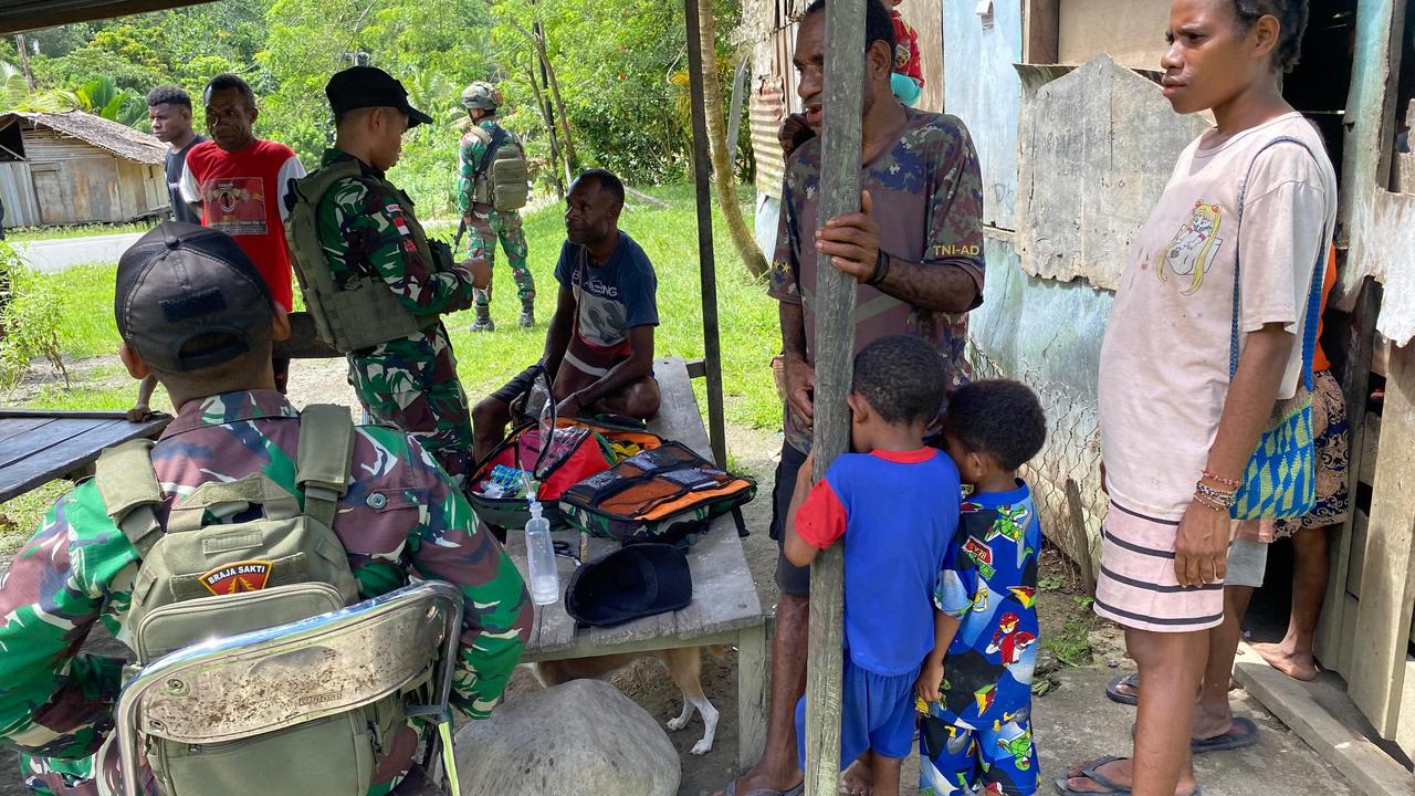 TNI cek kesehatan gratis untuk warga di desa terpencil papua