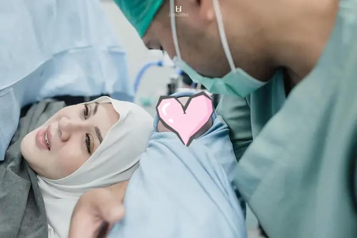 7 Potret Kesha Ratuliu Melahirkan Anak Ketiga, Penuh Haru