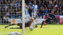 Gelandang Tottenham Hotspur, Dele Alli, melepaskan tendangan ke gawang Huddersfield Town pada laga Premier League di Stadion The John Smith, Sabtu (30/9/2017). Tottenham Hotspur menang 4-0 atas Huddersfield Town. (AFP/ Lindsey Parnaby)