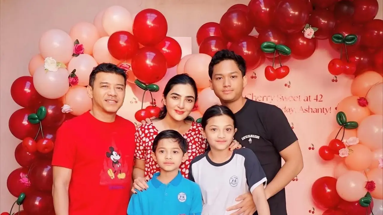 Potret Ashanty Pakai Daster saat Dapat Kejutan Ulang Tahun ke-42 (Instagram/@ashanty_ash)