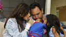 Bebi Romeo dan Meisya Siregar mencium anak ke 3 pada saat  jumpa pres kelahiran anak ke 3 mereka di kawasan Panglima Polim, Jakarta, Minggu (27/11). (Liputan6.com/Herman Zakharia)  