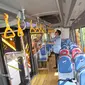 Petugas memeriksa interior bus Minitrans di kantor TransJakarta, Cawang, Jakarta, Selasa (17/10). TransJakarta menghadirkan dua bus angkutan umum yakni Minitrans dan Metrotrans. (Liputan6.com/Immanuel Antonius)