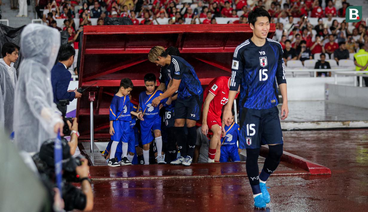 <p>Pemain Jepang, Hidemasa Morita berusaha membujuk anak kecil yang ditugaskan sebagai player escort dalam pertandingan lanjutan putaran ketiga Grup C Kualifikasi Piala Dunia 2026 melawan Timnas Indonesia di Stadion Utama Gelora Bung Karno (SUGBK), Senayan, Jakarta, Jumat (15/11/2024). (Bola.com/Bagaskara Lazuardi)</p>
