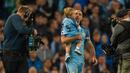 Bek Manchester City, Pablo Zabaleta, menggendong anaknya usai pertandingan Liga Inggris melawan West Bromwich Albion di Stadion Etihad, Selasa, (16/05/2017). Zabaleta resmi pamit dari klub Manchester City. (EPA/Peter Powell)