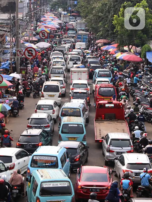Suasana kendaraan yang terjebak kemacetan di Pasar Kebayoran Lama, Jakarta, Jumat (22/5/2020). Meski DKI Jakarta tengah memberlakukan PSBB, masih banyak masyarakt yang menyerbu Pasar Kebayoran Lama untuk berbelanja kebutuhan Lebaran. (Liputan6.con/Angga Yuniar)