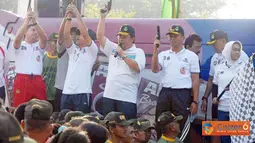 Citizen6, Bandung Barat: TNI sewilayah Tap II Bandung menggelar Lari 10 K yang diakhiri dengan penanaman pohon di areal Bumi Baru Parahyangan. (Pengirim: Pendam III/Slw)
