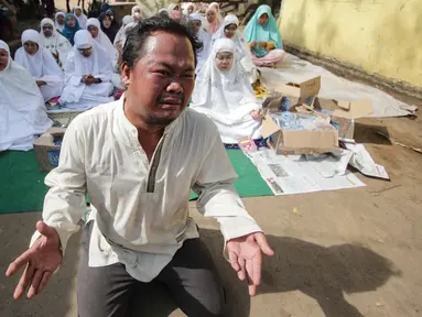Sejumlah warga manggarai berdoa di lokasi, RT 1 RW 12, Jl Saharjo, Manggarai, Jakarta, Rabu (26/4). Mereka berdoa dengan harapan penggurusan yang akan dilakukan ditempat mereka tidak jadi dilaksanakan. (Liputan6.com/Faizal Fanani)