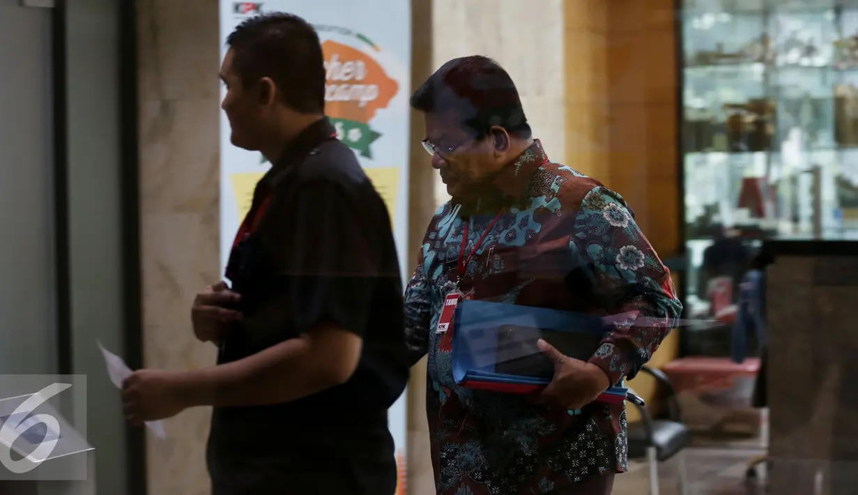 Widodo Supriadi memasuki ruang saat diperiksa di Gedung KPK, Jakarta, Rabu (2/11). Widodo diperiksa sebagai saksi yang dalam kasus ini, KPK telah menetapkan seorang jaksa bernama Farizal sebagai tersangka. (Liputan6.com/Johan Tallo)