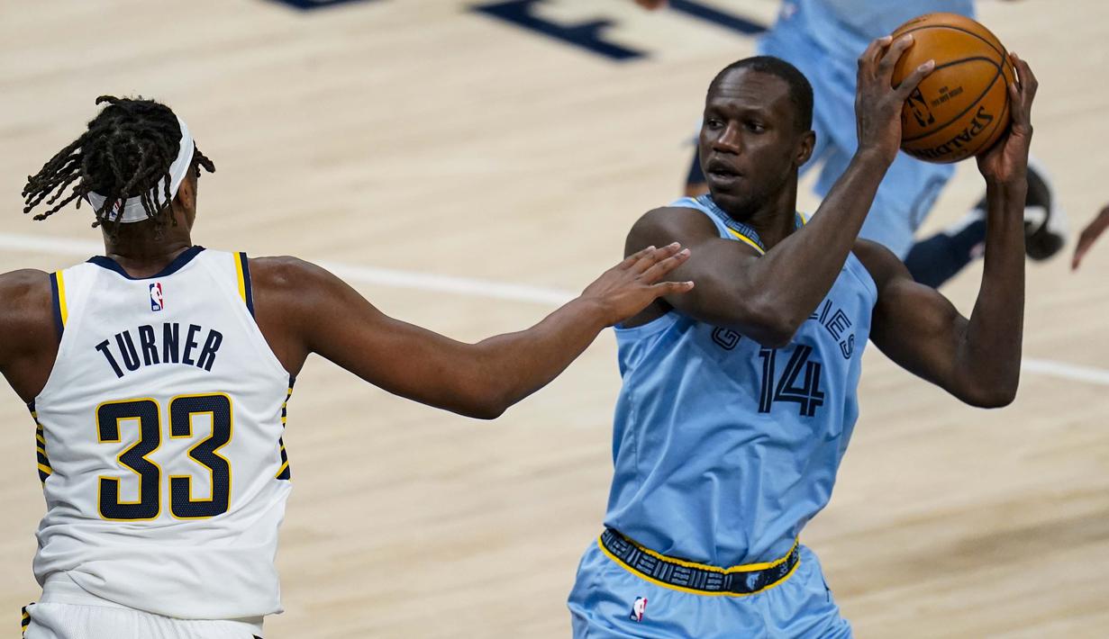 Gorgui Dieng merupakan pemain veteran yang baru saja bergabung dengan San Antonio Spurs beberapa waktu lalu. Dieng lahir dari orang tua yang merupakan imigran muslim asal Senegal. (Foto: AP/Michael Conroy)