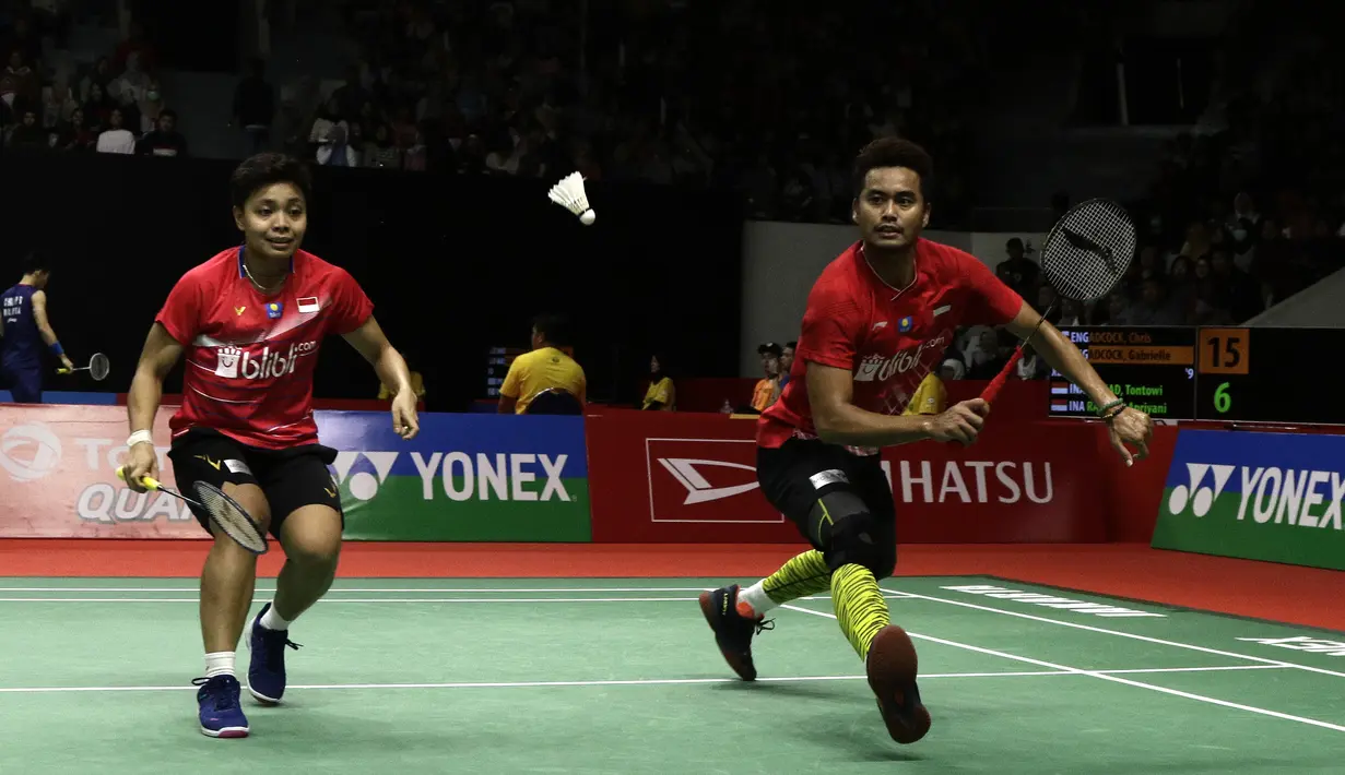 Ganda campuran Indonesia, Tontowi Ahmad/Apriyani Rahayu, saat menghadapi ganda Inggris Chris Adcock/Gabrielle Adcock pada laga Indonesia Masters 2020 di Istora, Jakarta, Kamis (16/1). Tontowi/Apriyani kalah 9-21, 12-21. (Bola.com/Yoppy Renato)
