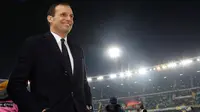 Pelatih Juventus, Massimiliano Allegri, tersenyum usai anak asuhnya mengalahkan Hellas Verona pada laga Serie A, Italia, di Stadion Marc'Antonio Bentegodi, Sabtu,(30/12/2017). Juventus menang 3-1 atas Hellas Verona. (AP/Filippo Venezia)