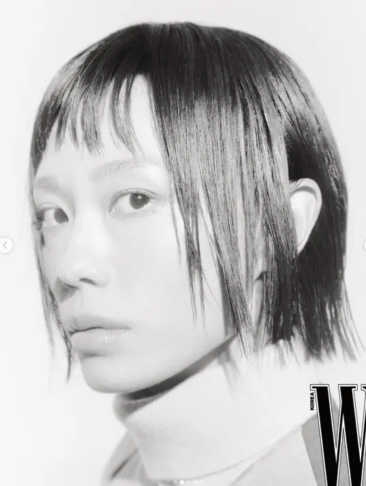 Meski Kim Ye Ji merupakan seorang atlet tembak, hasil fotonya saat pemotretan terlihat seperti dilakukan oleh model profesional.  [Foto: W Korea]