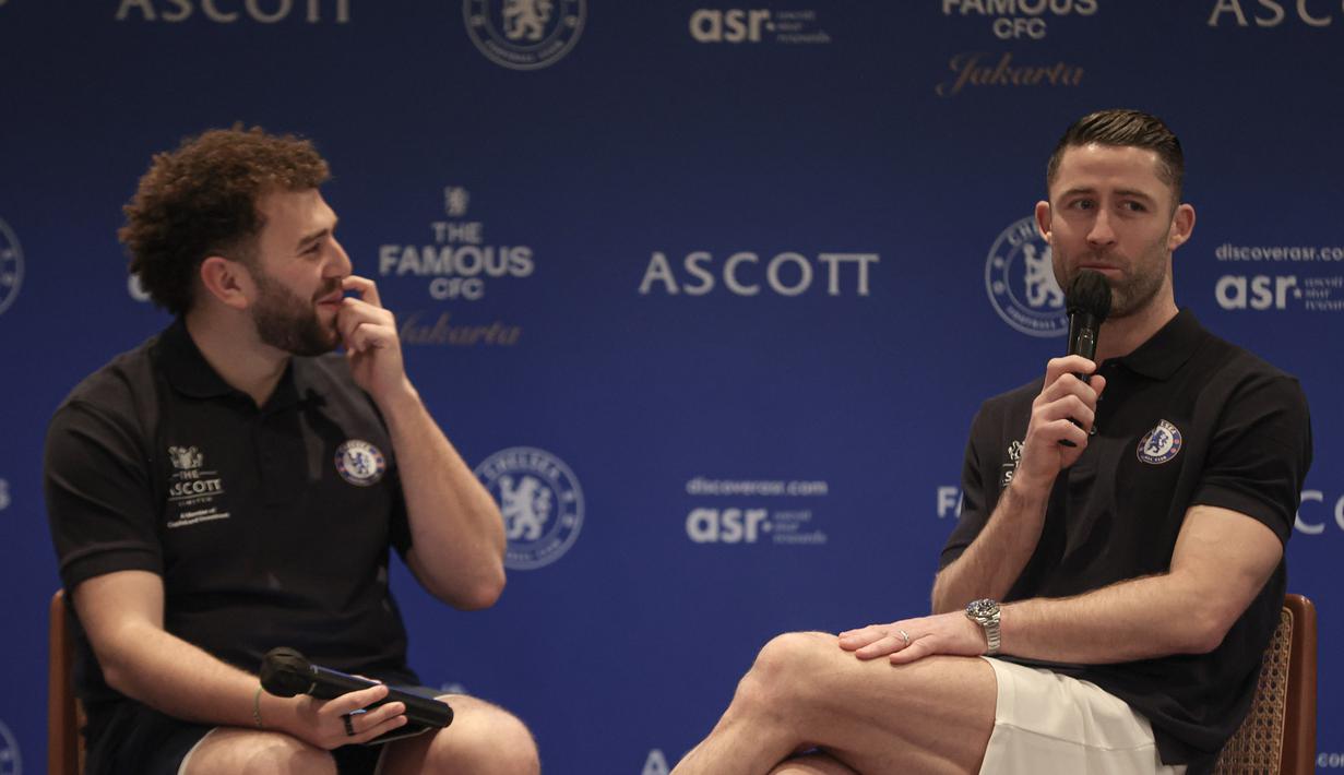 Kunjungan Cahill ke Jakarta merupakan bagian dari program global Chelsea "The Famous CFC Goes to Jakarta" bersama mitra hotel resminya, Ascott. Tampak dalam foto, mantan bek tim Liga Premier Inggris, Chelsea, Gary Cahill (kanan) saat menjawab pertanyaan pewarta di Hotel Ascott, Sudirman, Jakarta, Sabtu (29/11/2025) sore WIB. (Bola.com/Abdul Aziz)