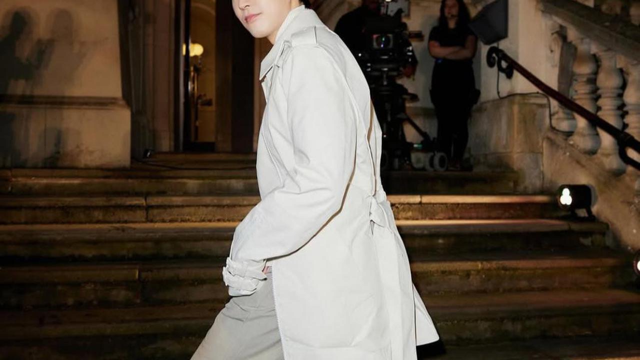 Wonwoo SEVENTEEN Debut di London Fashion Week 2025, Gayanya Bak Pangeran Modern