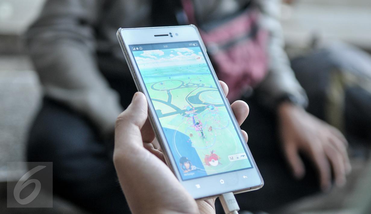 Layar handphone menunjukkan permainan Pokemon Go di area Kampus Universitas Indonesia (UI), Depok, Sabtu (6/8). Game Pokemon Go bisa diunduh langsung oleh pengguna iPhone, iPad, dan smartphone maupun tablet Android. (Liputan6.com/Yoppy Renato)