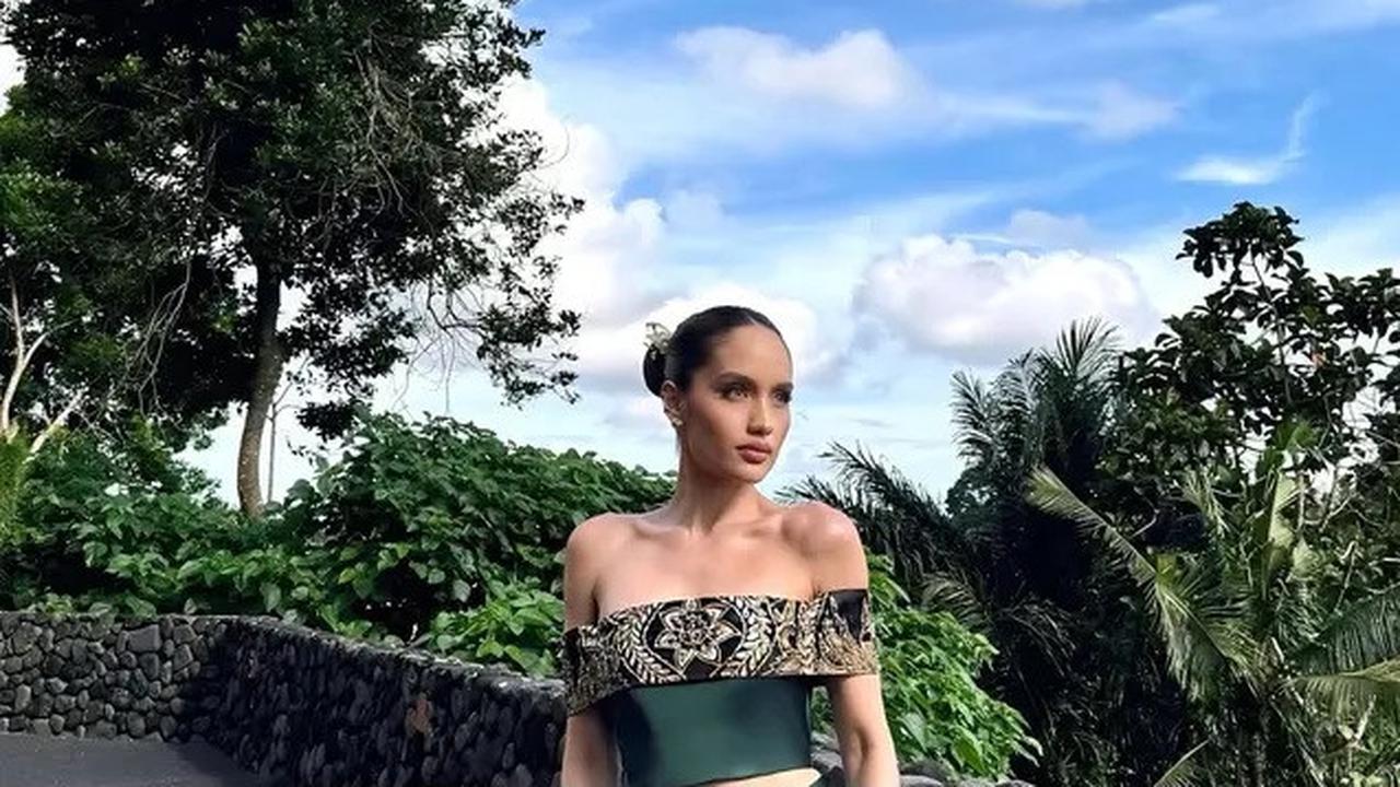 Cinta Laura di Pernikahan Luna Maya-Maxime Bouttier