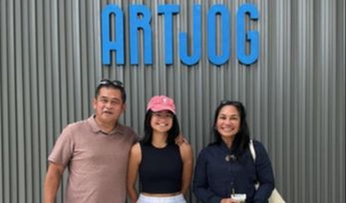 Ketiganya kemudian bertolak ke sebuah pameran karya seni anak Bangsa. Ya, Maruli bersama istri dan anaknya datang ke ArtJog 2024. <br>