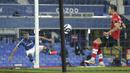 Striker Everton, Richarlison melepaskan tendangan ke gawang Everton yang kosong dan berbuah gol untuk timnya dalam laga lanjutan Liga Inggris 2020/21 pekan ke-26 di Goodison Park, Liverpool, Senin (1/3/2021). Everton menang 1-0 atas Southampton. (AP/Clive Brunskill/Pool)