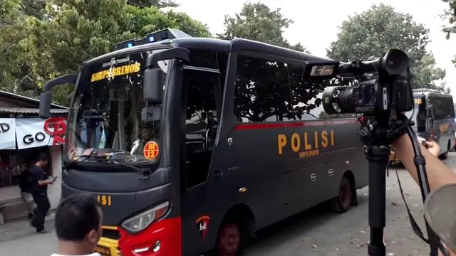 Iring-iringan bus pengangkut napi teroris yang dipindah dari Mako Brimob ke Nusakambangan tiba dengan pengawalan ketat. (Foto: Liputan6.com/Muhamad Ridlo)