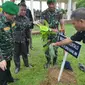 Wakil Gubernur Gorontalo H. Idris Rahim (kiri), menyirami pohon Malahengo (Arfandi/Liputan6.com)