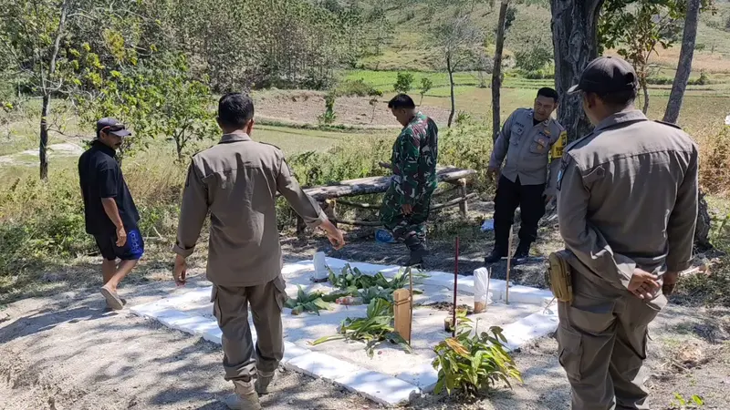 Dua makam yang diduga jadi tempat ritual pesugihan di Bojonegoro. (Adirin/Liputan6.com).