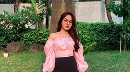 Dalam media sosial Instagramnya, aktris yang juga model ini kerap membagikan gayanya sehari-hari yang tampil kasual namun stylish. Seperti saat mengenakan busana off-shoulder yang memperlihatkan pundaknya. Banyak yang memuji penampilannya tersebut dengan berbagai komentar di media sosial Instagramnya. (Liputan6.com/IG/@jasmineelfirabs)