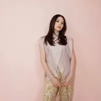 Alyssa Daguise terlihat elegan dengan beskap top modifikasi dengan jacquard pants berwarna krem. Tampilan kian maksimal dengan tas mini flap chanel bag dan sepatu pump dari  Manolo Blahnik. / Foto: Instagram Alyssa Daguise.