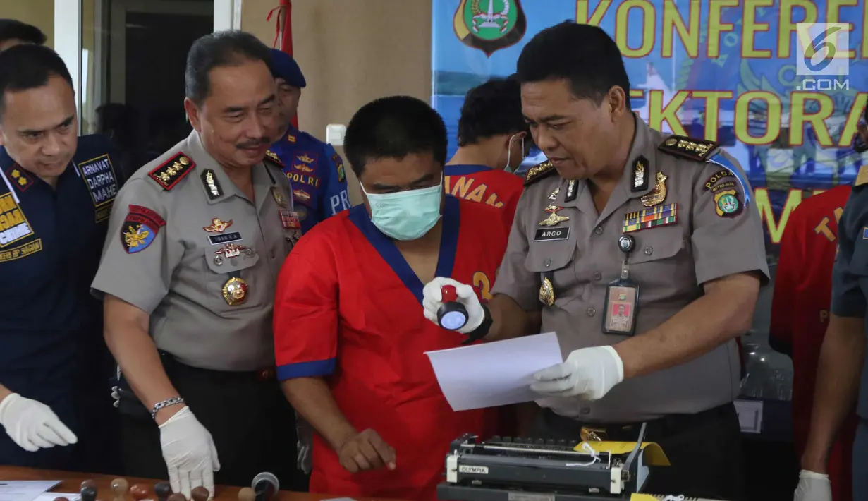 Kabid Humas Polda Metro Jaya Kombes Pol Argo Yuwono dan Direktur Polair Polda Metro Jaya Iwan R.A saat rilis pemalsuan Surat Keterangan Kecakapan (SKK) untuk Nahkoda Kapal, Jakarta, Kamis (1/3). (Liputan6.com/Arya Manggala)