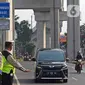 Polisi merazia kendaraan di kawasan Fatmawati, Jakarta, Senin (10/8/2020). Ditlantas Polda Metro Jaya kembali menerapkan sanksi tilang terhadap kendaraan roda empat yang melanggar peraturan ganjil genap di masa Pembatasan Sosial Berskala Besar (PSBB) transisi. (Liputan6.com/Herman Zakharia)