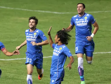 Pemain Persib, Atep  (kiri) saat merayakan gol ke gawang Mitra Kukar pada laga Torabika SC 2016 di Stadion Gelora Bandung Lautan Api, Sabtu (18/6/2016). (Bola.com/Nicklas Hanoatubun)