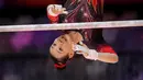 Pesenam China, Yang Fanyuwei beraksi pada nomor palang bertingkat kategori final aparatus putri Kejuaraan Dunia Gimnastik 2025 di Indonesia Arena, Senayan, Jakarta, Jumat (24/10/2025). (Bola.com/Bagaskara Lazuardi)