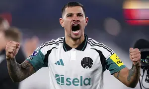 Pemain Newcastle, Bruno Guimaraes merayakan kemenangan timnya atas West Ham dalam laga lanjutan Liga Inggris 2024/2025 di London Stadium, London, Inggris, Selasa (11/03/2025) dini hari WIB. (AP Photo/PA/Zac Goodwin)