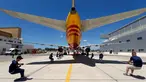 Anggota tim sekuat-tenaga untuk menarik pesawat DHL Boeing 757 sejauh 20 meter di Safi Aviation Park, Malta pada 1 Mei 2019. Kegiatan tarik pesawat tersebut merupakan rangkaian dalam rangka untuk penggalangan dana amal. (REUTERS/Darrin Zammit Lupi)