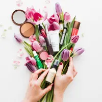 Simak ciri-ciri kosmetik yang mengandung merkuri. (unsplash.com/Brooke Lark)