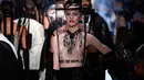 Model berjalan di atas catwalk membawakan busana Haute Couture Fall/Winter 2018/2019 karya desainer asal Prancis, Jean Paul Gaultier di Paris, (4/7). Gaultier menggunakan panggung untuk mendukung kampanye Free The Nipple. (AP Photo/Francois Mori)