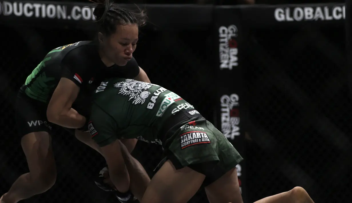 Petarung MMA asal Indonesia, Priscilla Lumban Gaol, saat melawan Bozhena Antoniyar pada laga ONE Championships: Dawn of Valor di Istora Senayan, Jakarta, Jumat (25/10). Priscilla menang atas Bozhena. (Bola.com/Yoppy Renato)