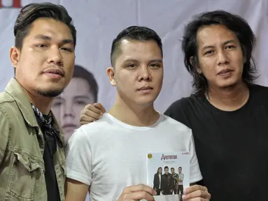 (kiri-kanan), Personil Band Armada Rizal Armada, Adit, dan Mai  saat meluncurkan album terbaru  'Dengerin Abang Spesial Edition' di kawasan Kemang, Jakarta, Rabu (15/8). (Liputan6.com/Faizal Fanani)