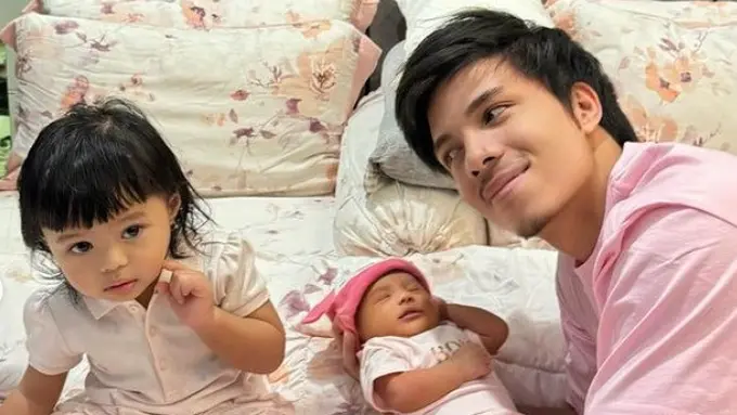 Potret Ameena bersama Baby Azura dan Atta Halilintar sehabis mandi (Sumber: Instagram/attahalilintar dan Instagram/azuraatta)
