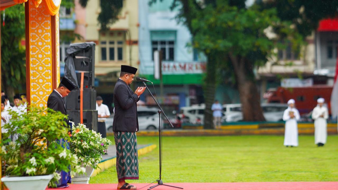 Gubernur Sumut Bobby Nasution saat Apel Akbar Peringatan Hari Santri Nasional 2025 di Lapangan Merdeka Binjai