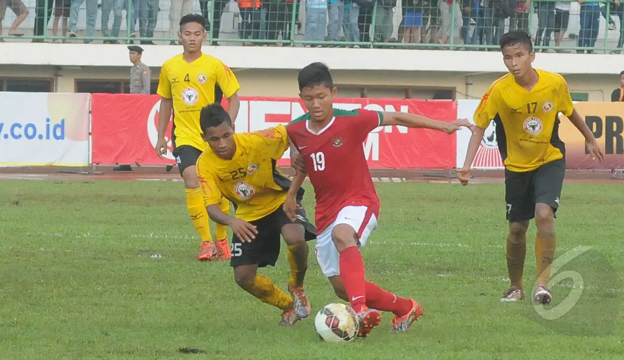 Pemain depan Timnas U-16, Riski Fajar berusaha melewati pemain Semen Padang U-16 pada laga uji coba di Stadion Singaperbangsa, Jawa Barat, Senin (9/3/2015). Timnas U-16 bermain imbang 4-4 dengan Semen Padang U-16. (Liputan6.com/Herman Zakharia)