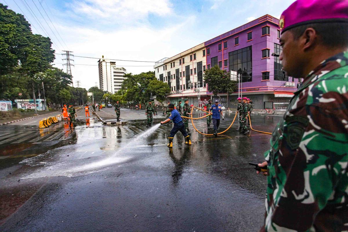 FOTO: TNI dan Aparat Gabungan Bersihkan Sisa Kerusuhan di Kwitang