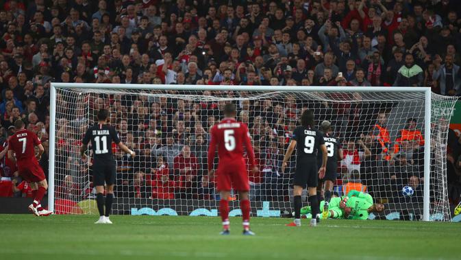 Gelandang Liverpool, James Milner (kiri) mencetak gol ke gawang Paris Saint-Germain (PSG) saat bertanding di Liga Champions di Anfield, Liverpool, Inggris, Selasa (18/9). Liverpool membungkam PSG 3-2. (AP Photo/Dave Thompson)