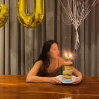 Momen saat Pevita meniup lilin ulang tahun yang terpasang di atas susunan kue. (Foto: Instagram/ keenanpearce)