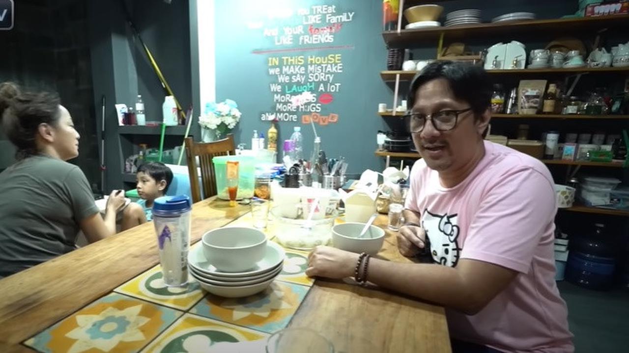 8 Potret Dapur Hesti Purwadinata yang Minimalis, Berkonsep Open Space - Gaya Rustic dengan Elemen Kayu