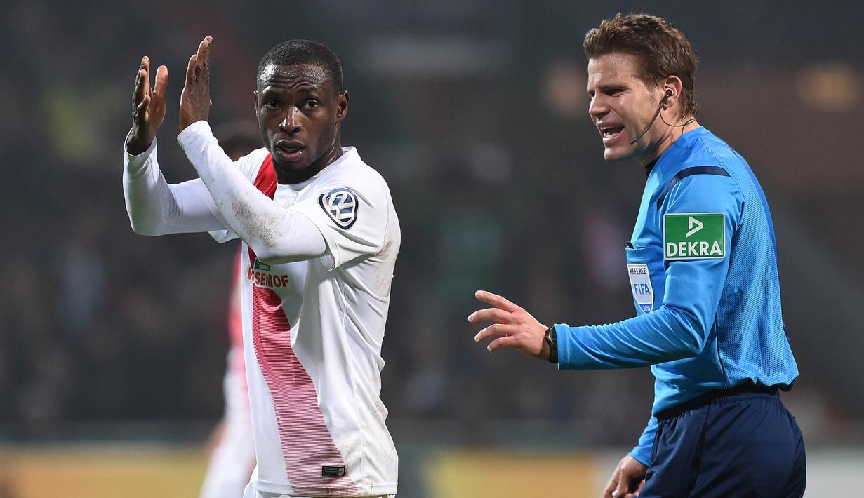 Wasit Felix Brych, saat memimpin pertandingan antara Werder Bremen melawan FC Cologne pada laga lanjutan Bundes Liga di Stadion Weser, Bremen, (28/10/2015). (EPA/Carmen Jaspersen)