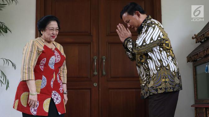 Ketua Umum Partai Gerindra, Prabowo Subianto (kanan) memberi hormat pada Ketua Umum PDIP, Megawati Soekarnoputri usai memberi keterangan terkait pertemuan dan makan siang bersama di kediaman Megawati di Jalan Teuku Umar, Jakarta, Rabu (24/7/2019). (/Helmi Fithriansyah)