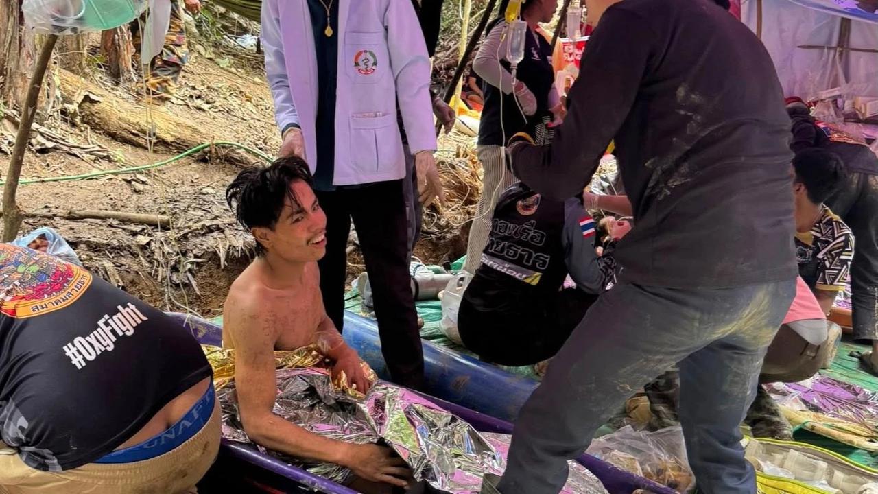 FOTO: Bertahan 10 Hari di Gua Terendam,  Empat Pria Laos Berhasil Dievakuasi