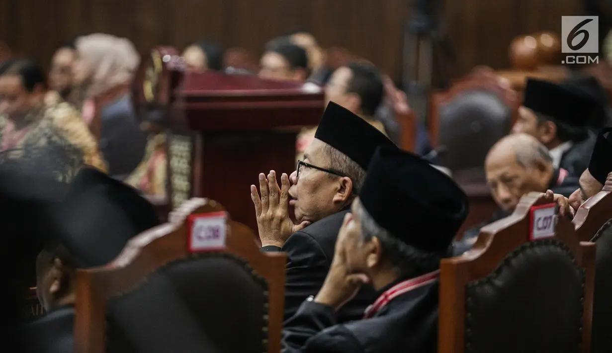 Ekspresi Wakil Ketua TKN Jokowi-Ma'ruf Amin, Arsul Sani saat mengikuti sidang putusan sengketa Pilpres 2019 di Gedung Mahkamah Konstitusi (MK), Jakarta, Kamis (27/6/2019). MK akan membacakan putusan sengketa Pilpres 2019 yang dimohonkan kubu Prabowo-Sandiaga. (Liputan6.com/Faizal Fanani)